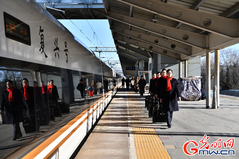 2024年全国铁路春运今日启动 预计发送旅客48亿人次(图2)