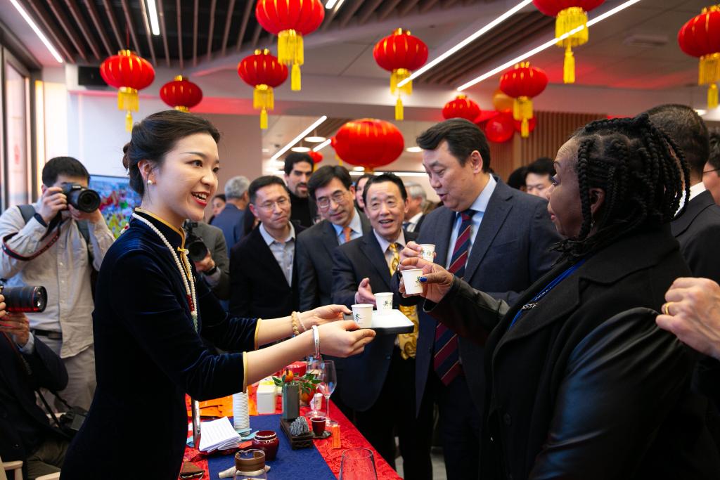 锦绣中国年丨欧洲多国人士感受中国出境游热度(图1) 锦绣中国年丨欧洲多国人士感受中国出境游热度(图1)