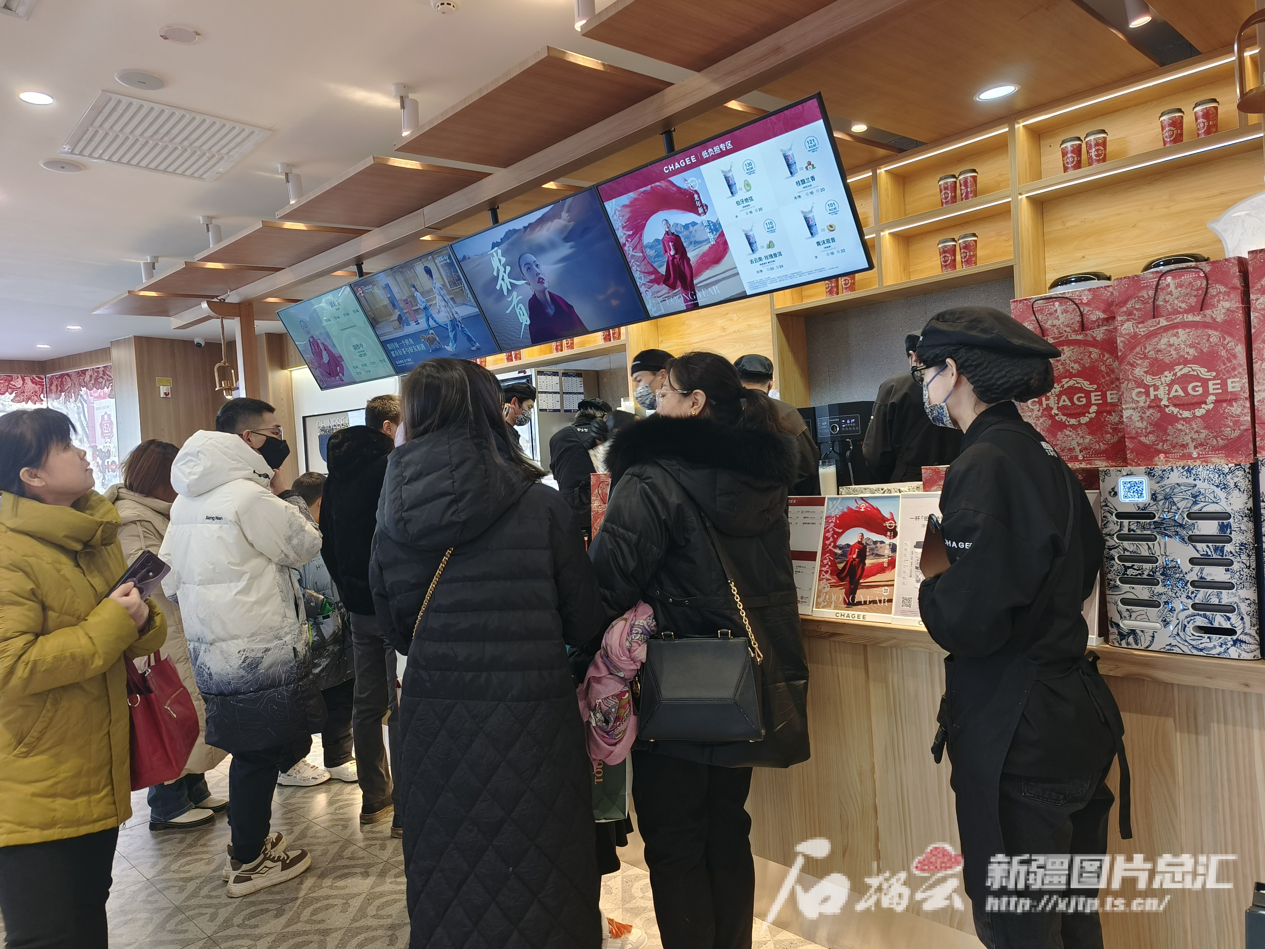天山观察丨“最长”春节假期点亮消费“开门红” ——2024年新疆春节消费市场观察(图1)