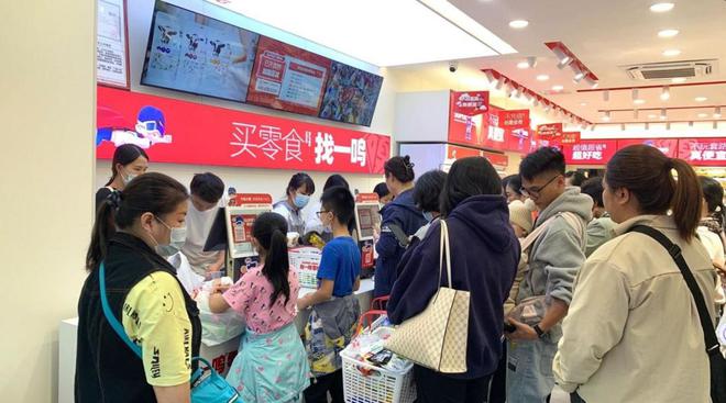 县城里的零食店和星巴克以及“普通“出境中国游客(图1)