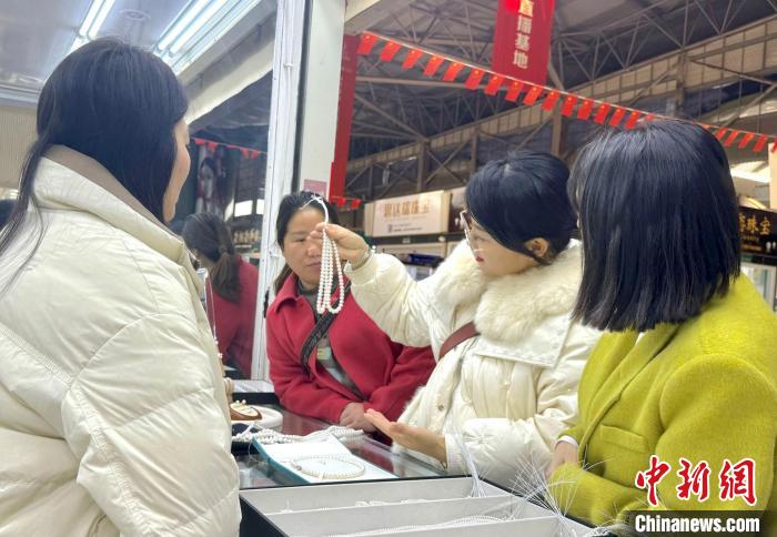 珍珠饰品风靡女性市场 “00后”悦己消费火热(图1)
