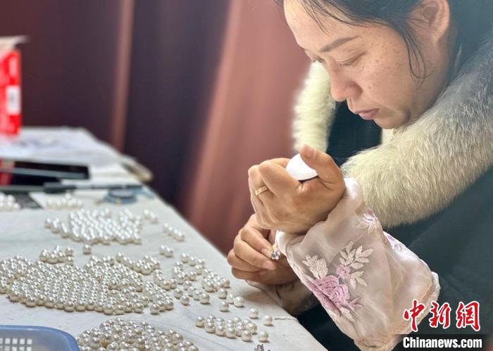 珍珠饰品风靡女性市场 “00后”悦己消费火热(图4)