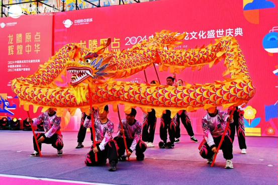 “一带一路”智能家居产业大会暨2024西安当代设计周启动会、2024中国原点龙文化盛世庆典暨高峰论坛、中国原点新城3年度商户答谢会成功举办！(图7)