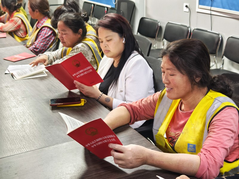 情系女工友·法在你身边——中建八局四公司装饰公司开展2024年女工友普法宣传月活动(图2)