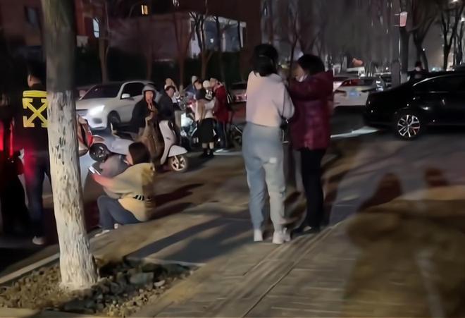 婆媳俩在街上抓到丈夫和小三媳妇和丈夫理论婆婆抓着小三打骂(图1) 婆媳俩在街上抓到丈夫和小三媳妇和丈夫理论婆婆抓着小三打骂(图1)