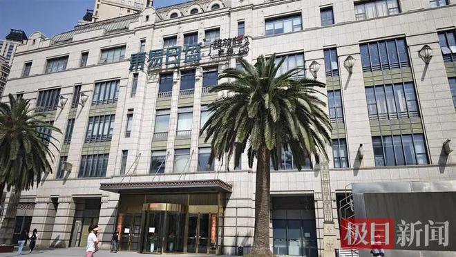 “家装第一股”武汉门店跑路？公司称房租到期系搬迁有业主上门询问装修停滞问题(图1)