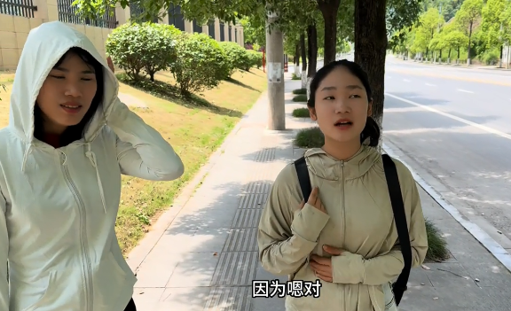 准备回越南装修房子中国小伙拿出4万现金给媳妇惊呆越南丈母娘(图1) 准备回越南装修房子中国小伙拿出4万现金给媳妇惊呆越南丈母娘(图1)