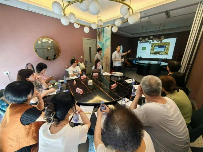 家门口的菜市场改造过后效果如何？居民代表实地“测评”→(图6)