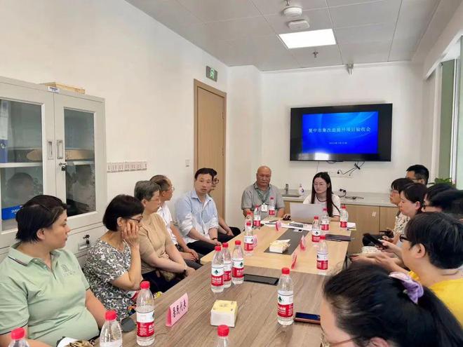 家门口的菜市场改造过后效果如何？居民代表实地“测评”→(图1)