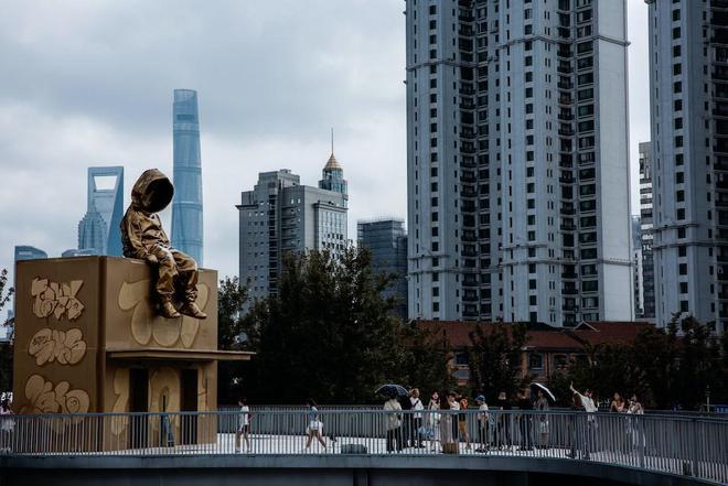 赴一场苏州河畔的艺术之约！上海苏河湾万象天地“流动不息”城市公共艺术季再度启航(图1)