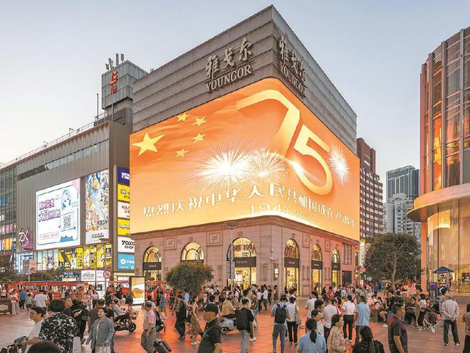 共和国巡礼｜满城中国红满满自豪感(图3)