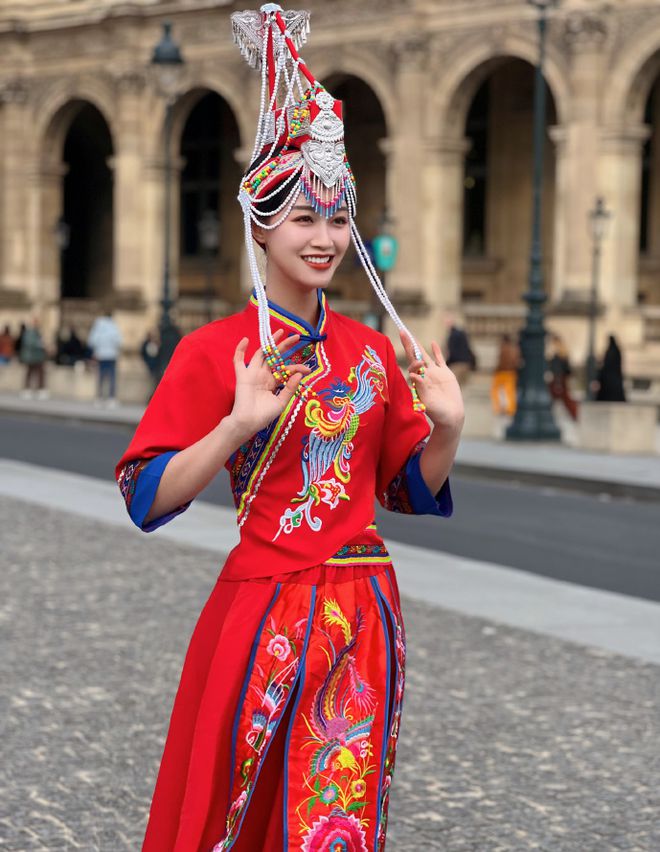 蓝盈莹美到法国卢浮宫！穿中国风红色套装戴民族风头饰红的亮眼(图1)
