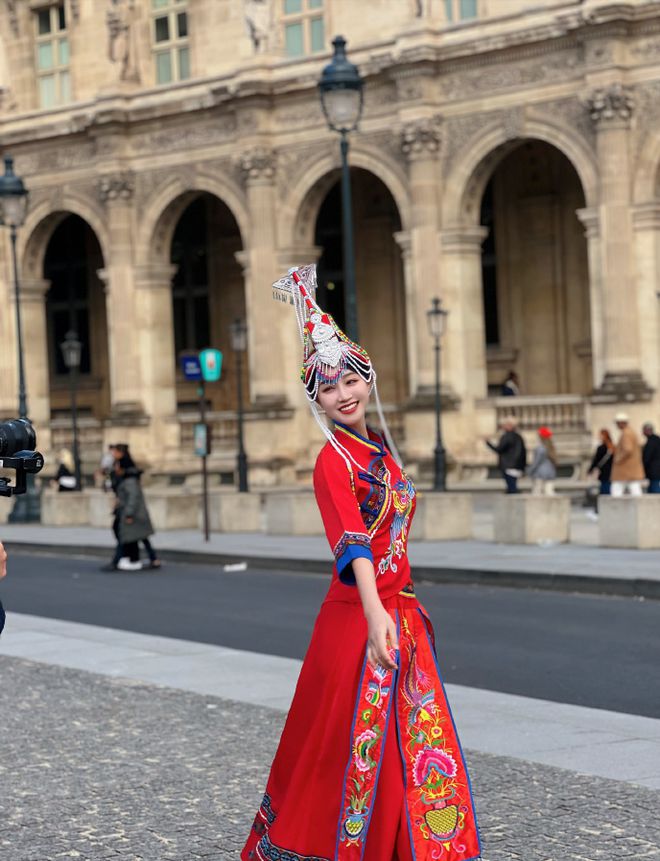 蓝盈莹美到法国卢浮宫！穿中国风红色套装戴民族风头饰红的亮眼(图3)