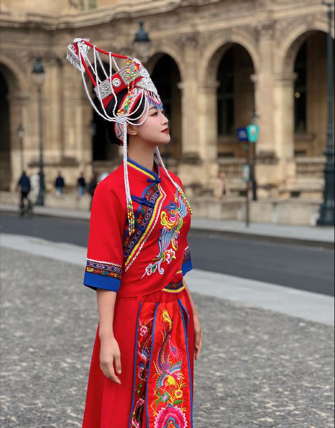 蓝盈莹美到法国卢浮宫！穿中国风红色套装戴民族风头饰红的亮眼(图4)