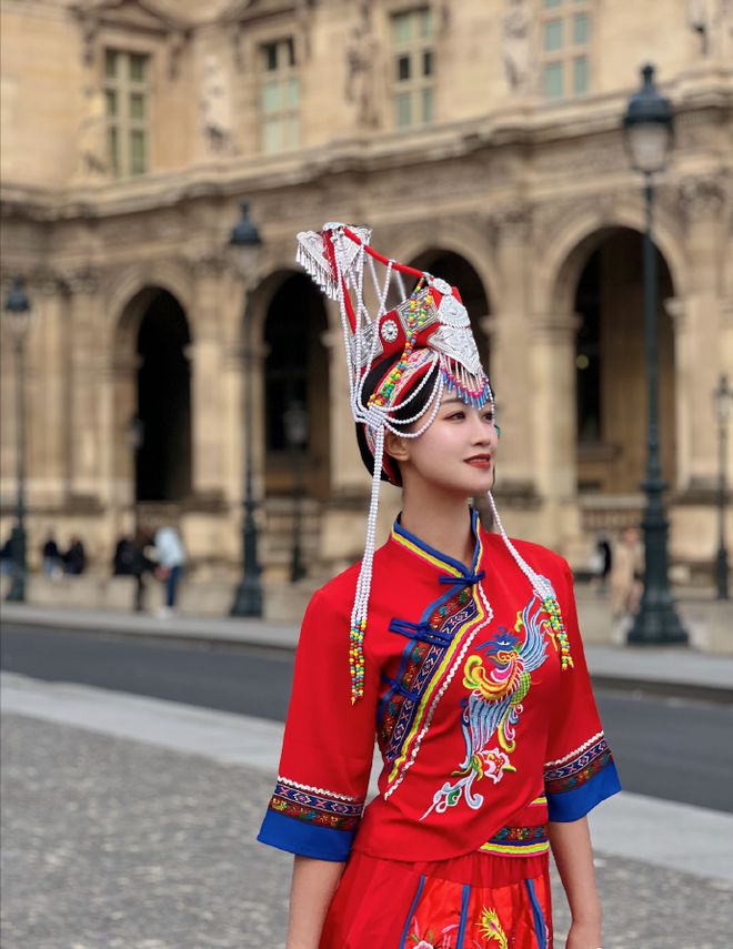 蓝盈莹美到法国卢浮宫！穿中国风红色套装戴民族风头饰红的亮眼(图2)