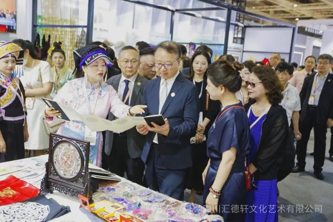 2024·中国纺织非遗创新展｜羌绣新韵非遗绽放(图5)