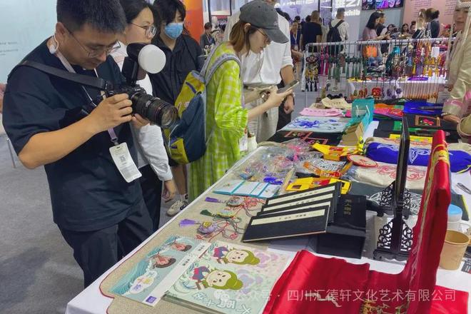 2024·中国纺织非遗创新展｜羌绣新韵非遗绽放(图4)