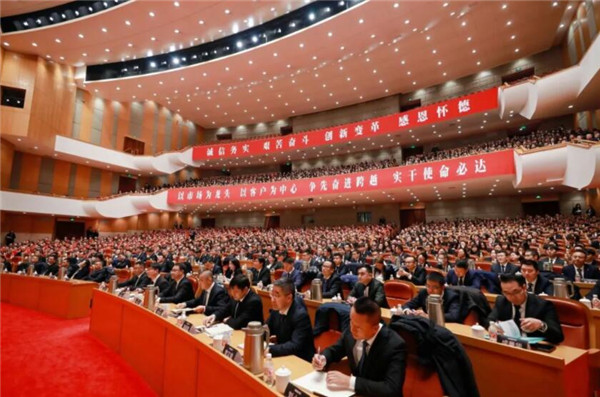 亚厦集团2025年“越雄关 · 绽光芒”致敬奋斗者颁奖典礼暨开年工作部署会议隆重召开(图3)