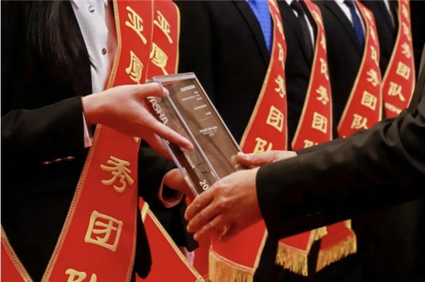 亚厦集团2025年“越雄关 · 绽光芒”致敬奋斗者颁奖典礼暨开年工作部署会议隆重召开(图4)