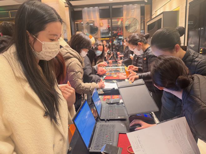 排队10小时POS机刷没电!金价频创新高金店生意冷热不均(图2) 排队10小时POS机刷没电!金价频创新高金店生意冷热不均(图2)